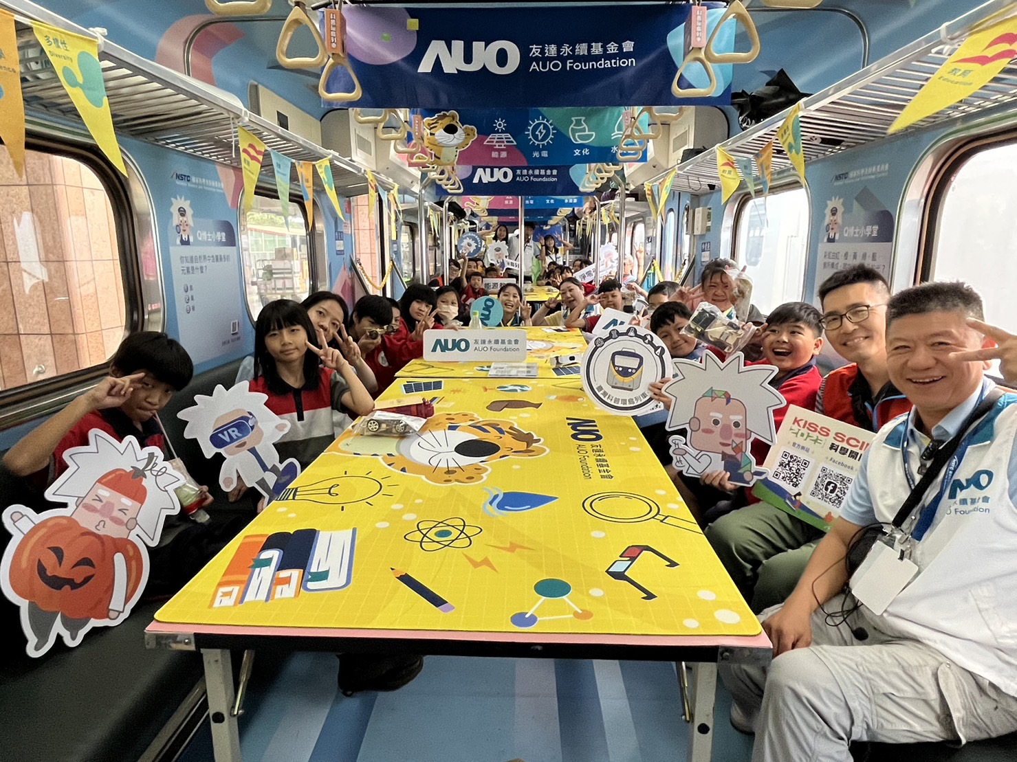 友達永續基金會參與「臺灣科普環島列車」，設計基礎科學車廂課程，以「淨零碳排和永續能源」為主題，讓學生透過創意實驗認識淨零知識，以及思考生活中的減碳行為