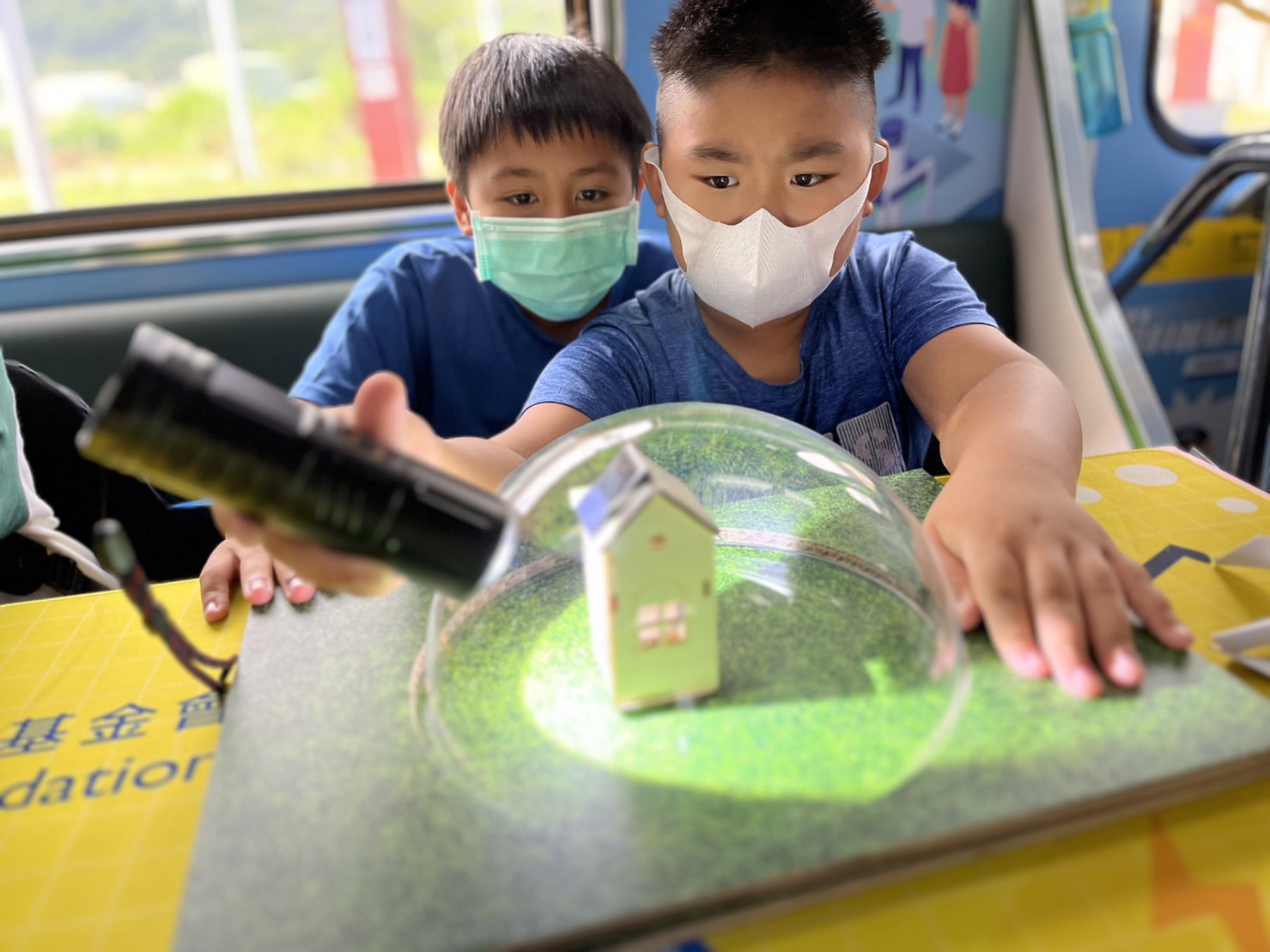 友達參與基礎科學主題車廂，以STEAM教學精神，設計「逐日科學家」、「太陽能工程師」以及「淨零建築師」三大能源科普課程和實驗