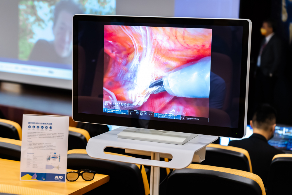 達擎於「國際大腸直腸外科論壇」中，成功導入達文西外接3D影像解決方案。透過達擎即時影像處理技術轉換為成1080p的高解析度畫質，將3D擬真畫面即時呈現於32吋4K 3D醫療顯示器
