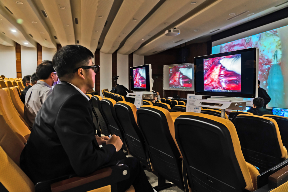 達擎之「達文西外接3D影像解決方案」，將達文西手術機器手臂的3D影像即時連線轉播，在會議室觀摩的醫師們只要戴上偏光眼鏡，就能與執刀醫師看到同步的3D立體影像，如臨操作台現場，縮短達文西手術的學習曲線