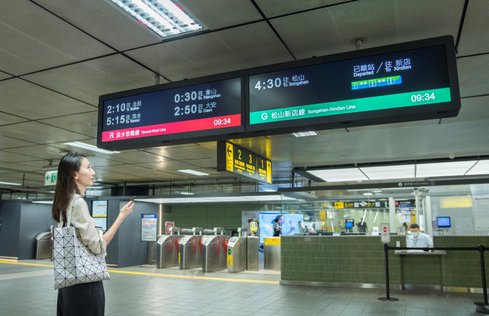 達擎TARTAN顯示器的特殊長條型比例非常適合空間與高度有限的大眾運輸場域應用，具備工業等級高品質、高亮度、高解析與高色彩飽和度等優勢，打造都會智能車站新風貌。