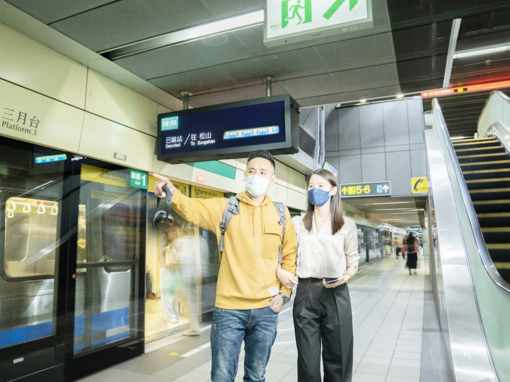 友達旗下達擎之客製化TARTAN顯示器，於台北捷運中山站亮相。以獨特長條型比例與高畫質特色，為台北捷運站帶來嶄新的都會車站風貌