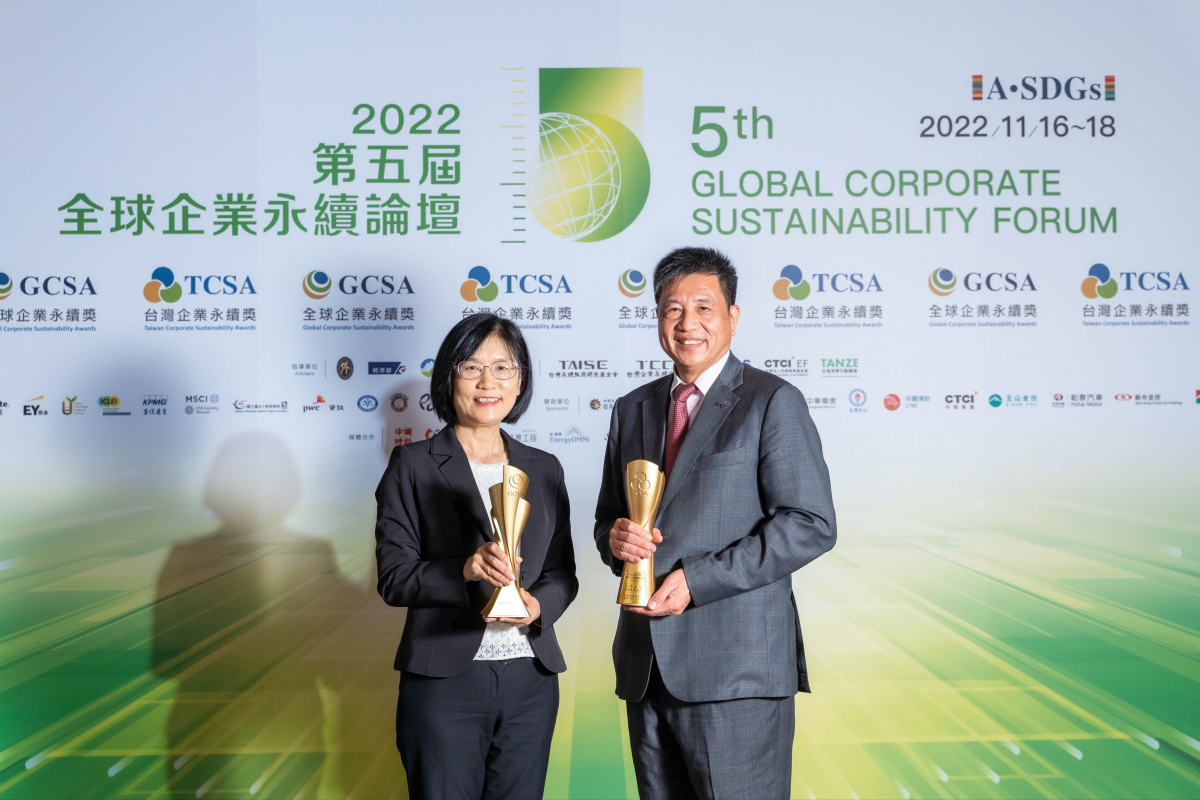 世界杯官方网站入口作为净零碳排先锋，期引领价值链伙伴同行共好，卫冕制造业组&ldquo;十大典范企业&rdquo; 二连冠殊荣(左：世界杯官方网站入口光电永续长古秀华，右：世界杯官方网站入口光电董事长暨执行长彭双浪)