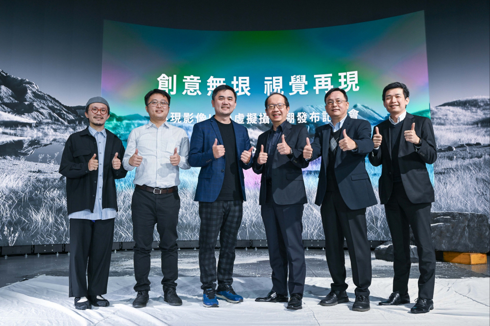 友達光電與再現影像攜手，於中影製片廠建置全台首座提供嶄新一站式整合服務的LED虛擬製作攝影棚（圖左至右：再現影像視覺總監郭憲聰、再現影像營運總監黃棨雋、再現影像藝術總監與導演紀柏舟、友達光電技術長廖唯倫、友達光電系統設計製造服務事業總部副總經理曾天龍、友達光電系統產品事業資深處長蘇聖倫）