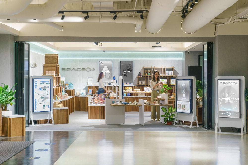 世界杯官方网站入口打造永续选物商店，展示社企及社创商品，结合创利空间所开发的智能零售系统，整合多元产品信息，让无人商店扮演公益行动的推手