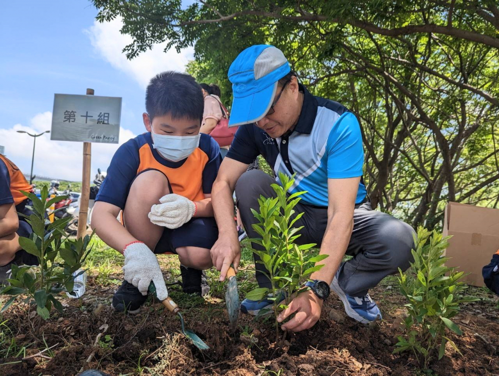 友達綠色志工及眷屬一起植下樹苗，親手打造綠帶景觀及動植物的友善棲息環境