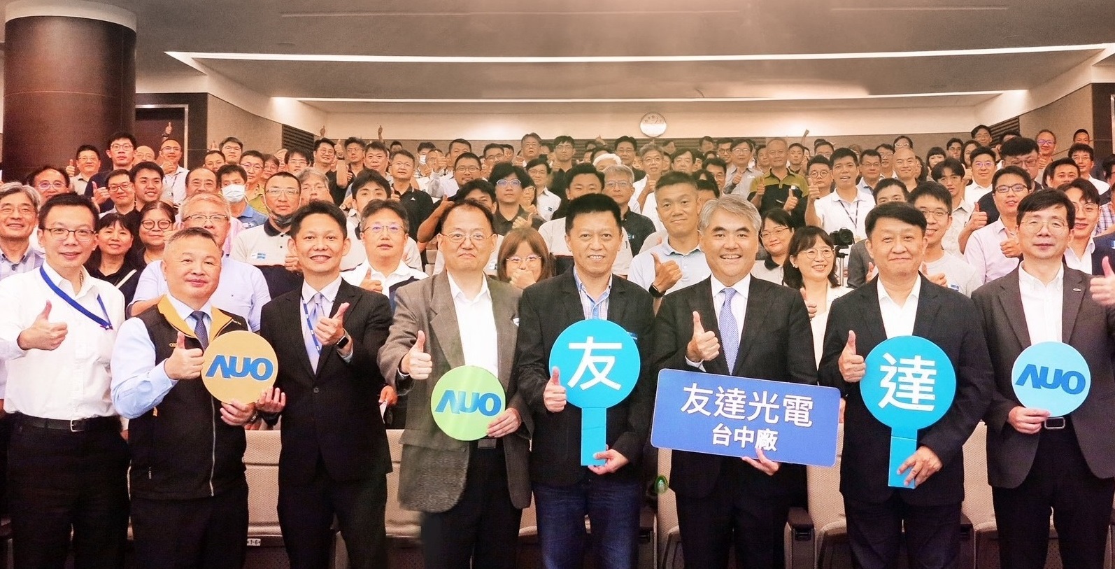 友達以太陽能解決方案領航者，跨足建築領域，4日在台中廠區舉辦「光電建築一體化研討會」，邀請產業先驅共同推動綠化，打造新一代智慧綠建築。