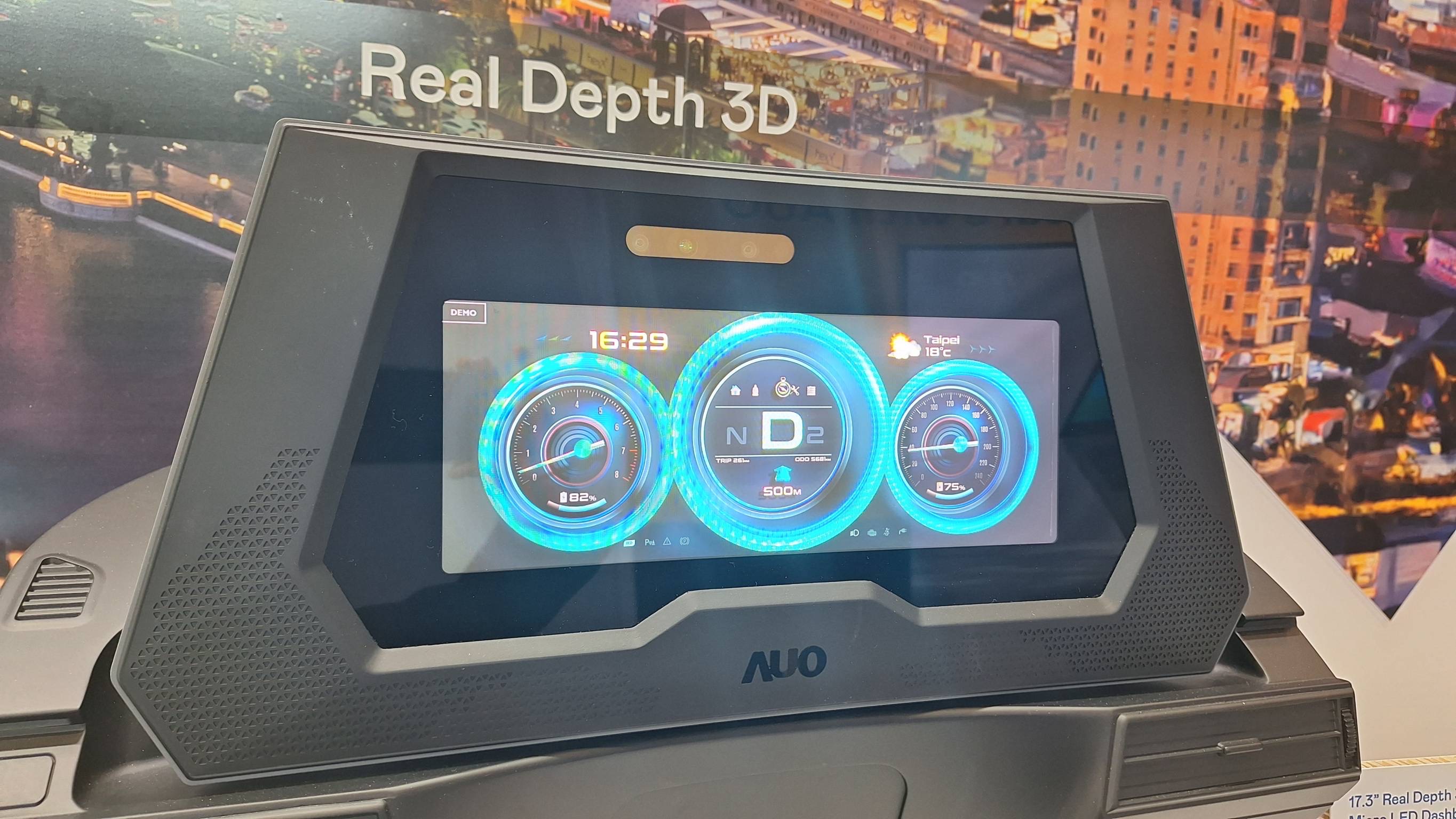 世界杯官方网站入口的「裸眼3D Micro LED仪表板」将Micro LED与LCD技术整合成17.3吋显示器，打造令人惊艳的3D效果，同时具备DMS辨识系统，可侦测驾驶行为并进行安全预警。