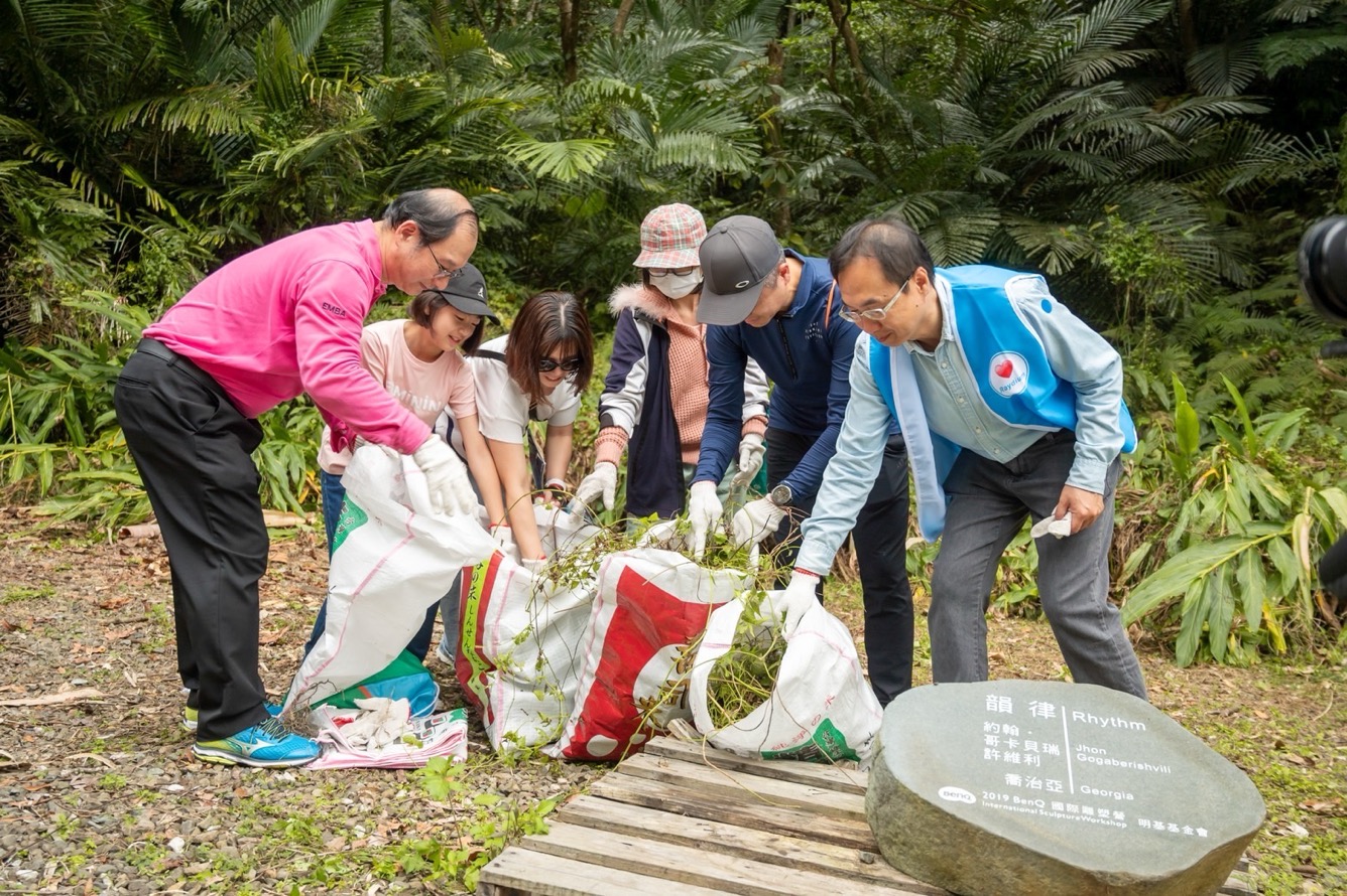 為共同守護在地物種，友達永續基金會號召志工認識並移除「綠癌」: 外來入侵種小花蔓澤蘭