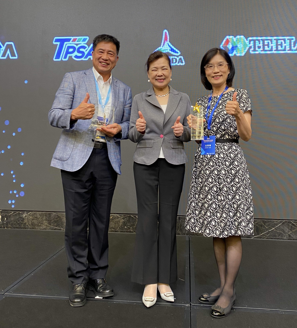友達致力推動永續發展，於Touch Taiwan2024以3R策略貫穿Display、ESG展位實現綠色展覽目標之成果，Display展位獲綠色裝潢設計鑽質獎最高榮譽，ESG同獲金質獎殊榮。由經濟部長王美花（中）親自頒予友達光電董事長彭双浪（左）、友達光電永續長古秀華（右）