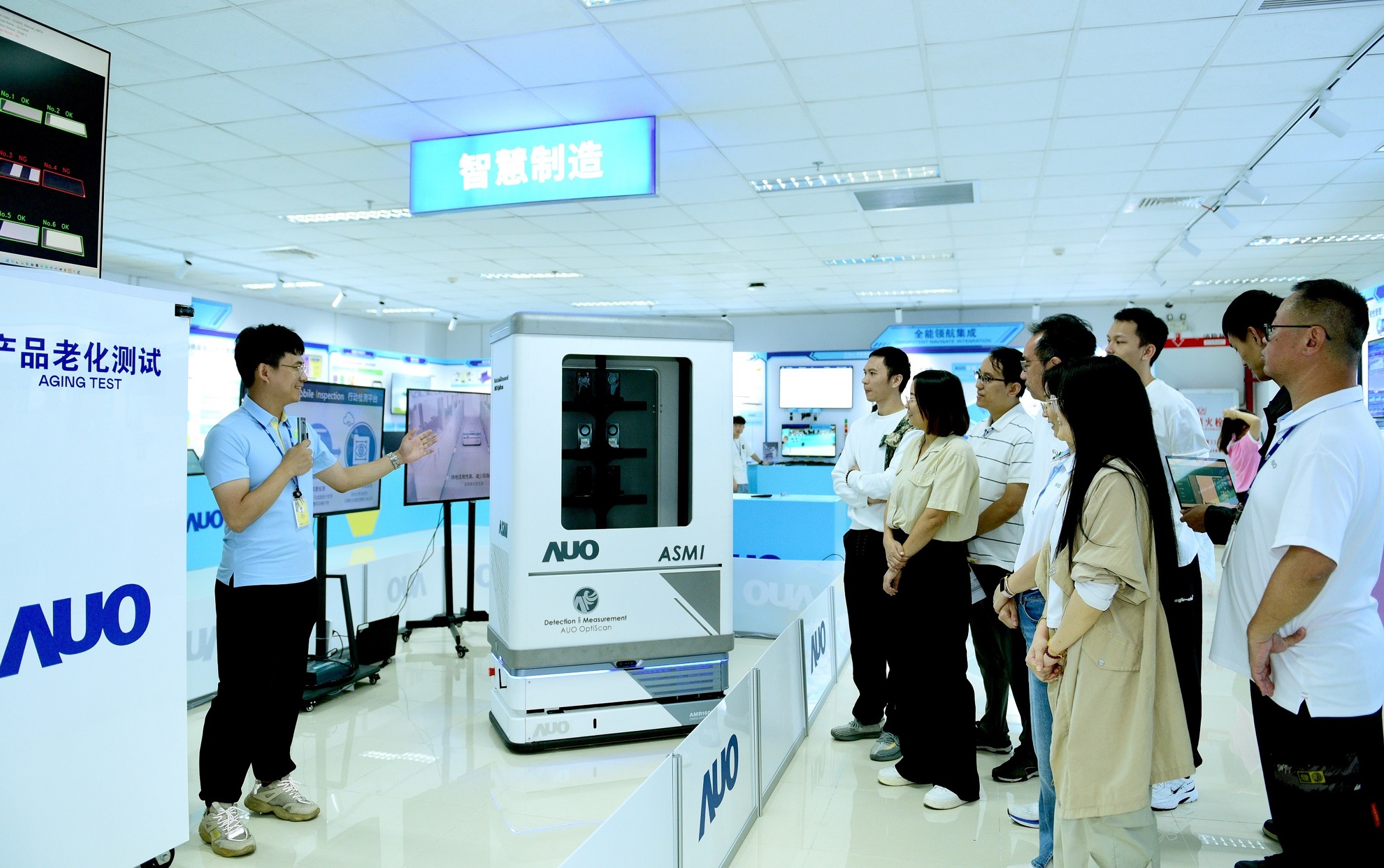 世界杯官方网站入口厦门将5G+ABC技术串联生产管理全流程，打通研发、采购、生管、制程、设备、质量等产品全生命周期制造流程，完成数字化设计、智慧供应链、智能座舱、全流程设备管理、数据驱动优化、智慧在线检测、智慧品管等自适应生产模式升级