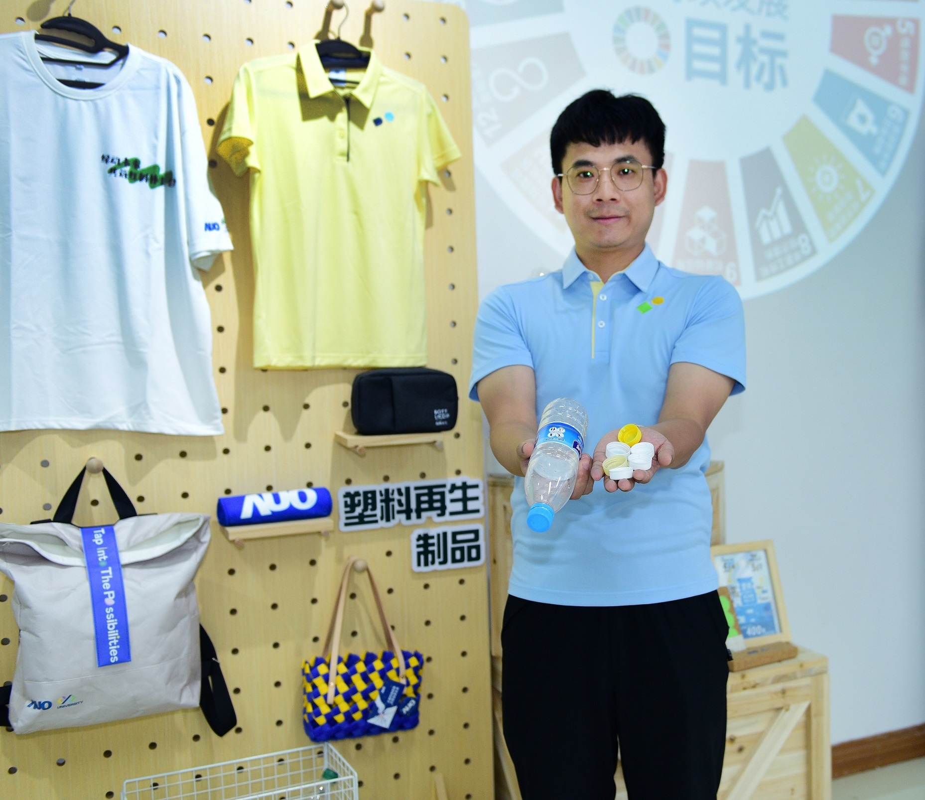 「2024智慧世界杯官方网站入口展」永续发展馆中，展示世界杯官方网站入口厦门驱动永续发展之成果，包含将厂内废弃物再制为实用物品，将永续发展理念深植于员工生活日常实践