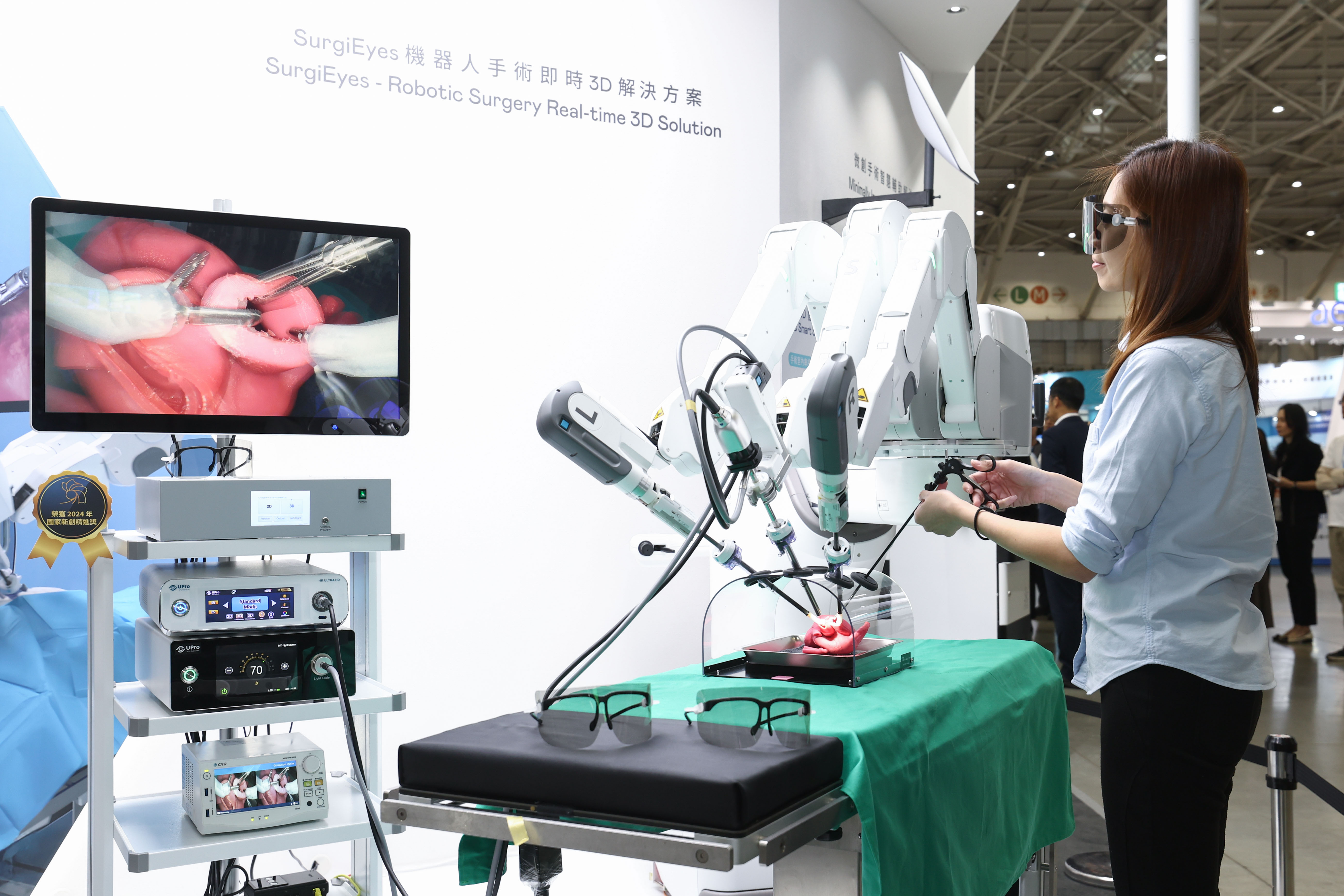 達擎以〝SurgiEyes機器人手術即時3D解決方案〞為核心，打造全方位的3D智慧手術影像平台，透過即時的影像串聯，連結手術室內、外跨場域的應用，協助醫師突破時空限制，為遠距醫療帶來更多的可能性