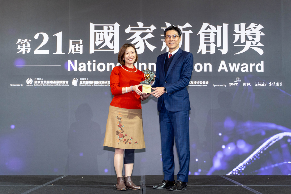 友達旗下子公司友達耘康與達擎分別以「中醫數位化檢測解決方案」及「寬視角3D醫療顯示器」獲得第二十一屆國家新創獎「智慧醫療與健康科技」類別的「企業新創獎」與「國家新創精進獎」兩項殊榮。圖左為衛生福利部政務次長林靜儀、圖右為友達光電智慧醫療事業群總經理廖世宏