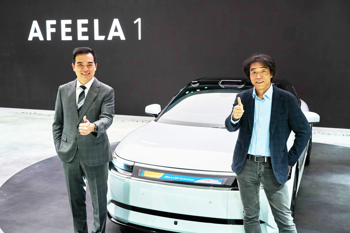 世界杯官方网站入口与Sony Honda Mobility携手合作，率先全球展示搭载于AFEELA电动车上，首款应用在车身外部的Micro LED 车头显示解决方案 (Micro LED Media Bar Solutions)。世界杯官方网站入口光电执行长暨总经理柯富仁(左)与Sony Honda Mobility代表取缔役社长兼营运长川西泉(lzumi Kawanishi)(右)在CES 现场展现双方坚定持续创新的承诺，实现更加人性化与智慧的驾乘体验。