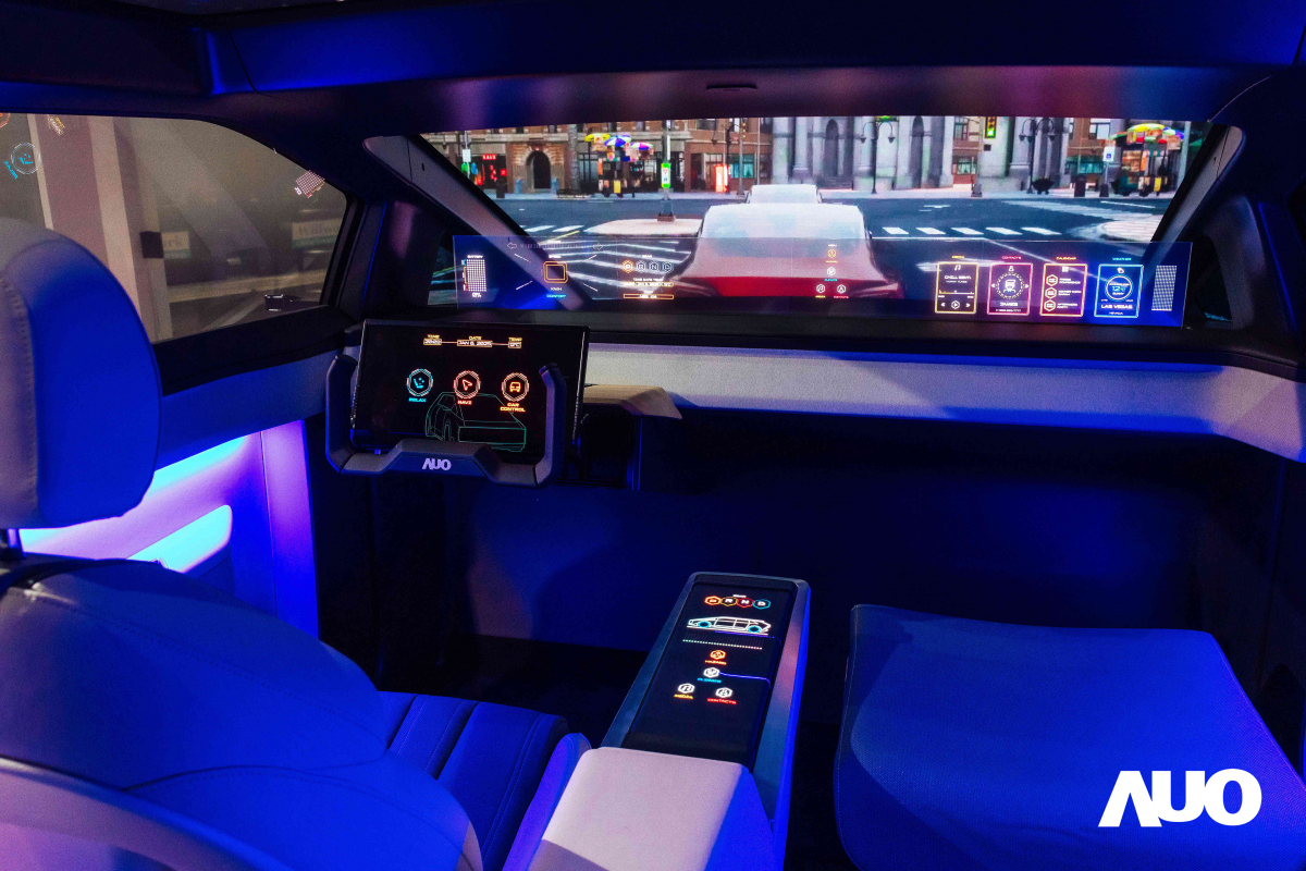 友達新一代智慧座艙Smart Cockpit 2025的Micro LED創新顯示應用中，47.5吋無界透明顯示介面與14.3吋多變形態中控顯示，兩項產品獲得2025智慧顯示應用大賞的智慧移動獎，提供全新的人機互動體驗