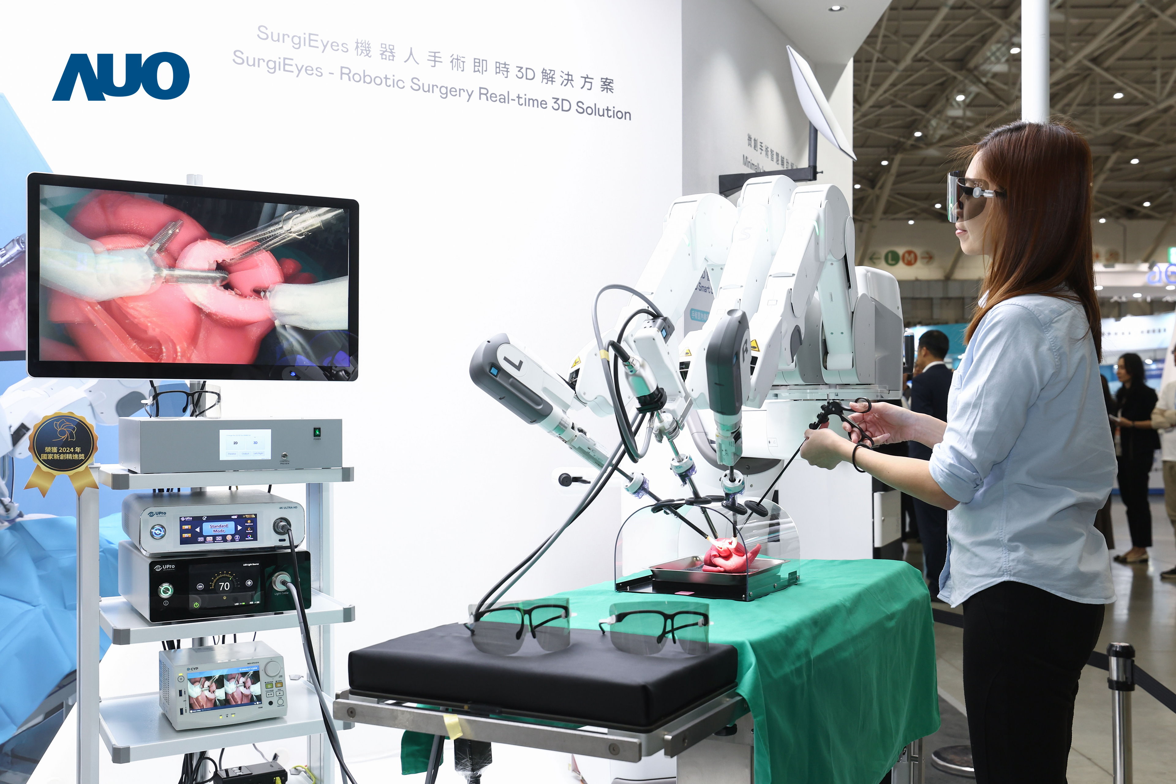 达擎以领先的3D显示技术推出〝SurgiEyes机器人手术实时3D解决方案〞，整合先进3D图像处理与独家3D垂直宽视角、广色域的显示技术，手术团队可实时同步主刀医师视角看到清晰3D影像，提升沟通效率与安全性。