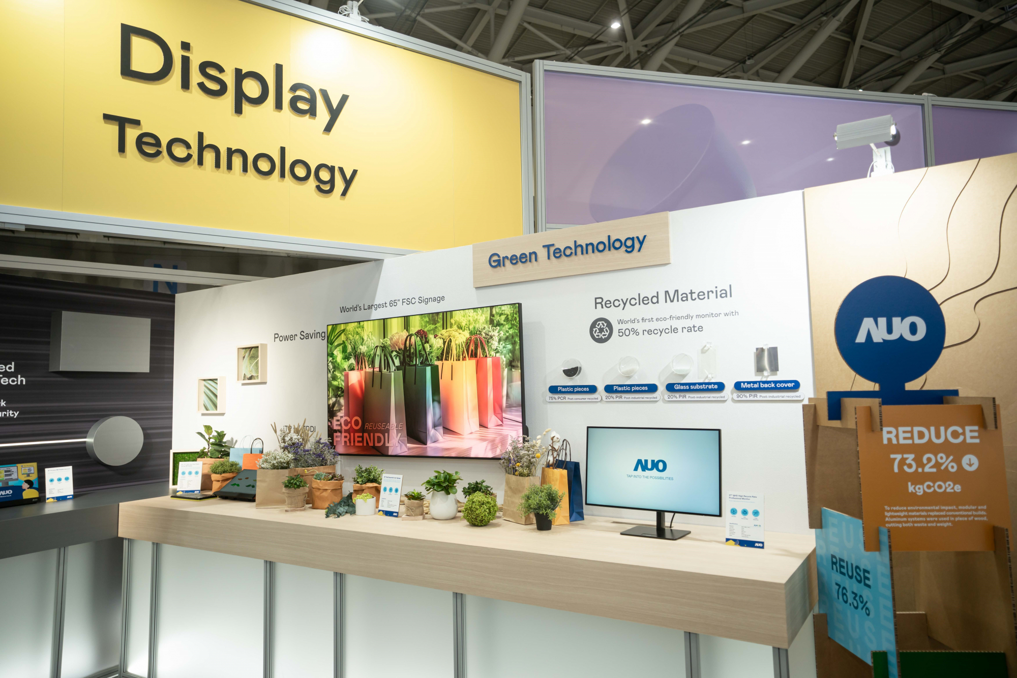 友達Touch Taiwan 2025雙展位再度獲etouch 綠色裝潢設計獎肯定；智慧顯示展位以鋁製模組系統取代傳統木作施作，並在相關裝潢物與設計使用可回收、可重複使用的材料，體現低碳與循環精神。