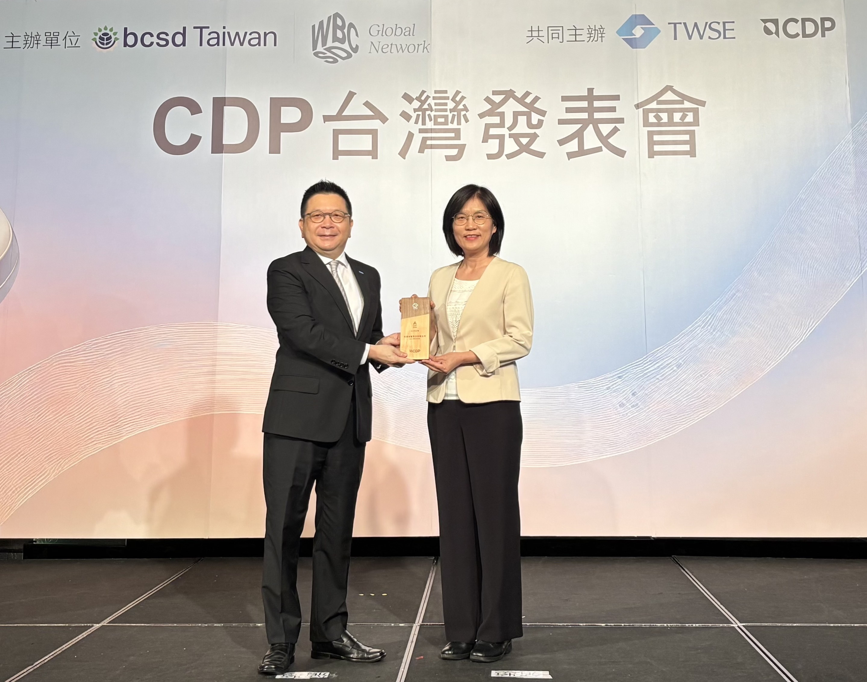 友達永續成果再獲國際評比肯定，獲頒CDP氣候與水資源雙項領導力評級。今由臺灣證券交易所董事長林修銘（左）頒獎，友達光電永續長古秀華（右）代表受獎