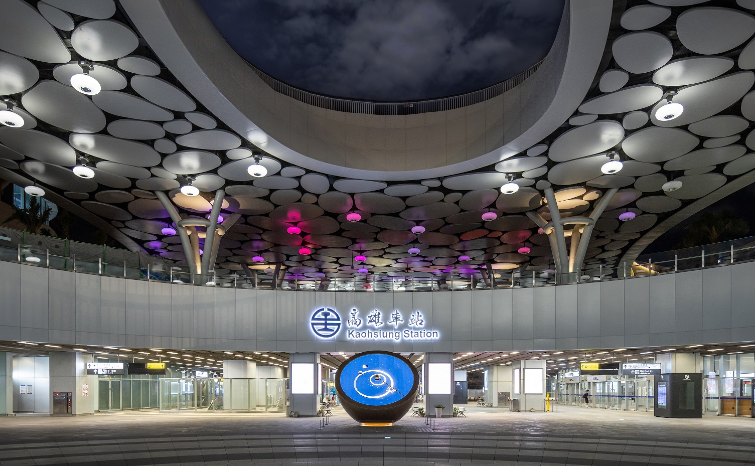 創利空間參與《高雄車站共感空間》公共藝術計畫，擔任視覺科技整合夥伴。於「看時間」天文鐘作品中提供技術指導，整合圓形LED鐘面與鐘體結構，在時間、天象星盤與空間氛圍間生動展演