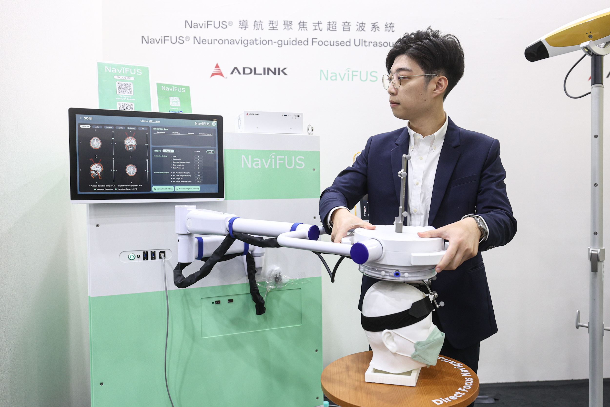 达擎携手凌华科技与浩宇生医合作的〝NaviFUS&reg; 导航型聚焦式超音波系统〞，以凌华医疗级边缘运算平台为核心，结合光学导航与穿颅超音波技术，非侵入性将能量精准聚焦脑内病灶，可暂时开启血脑屏障，提升药物递送与治疗效果。