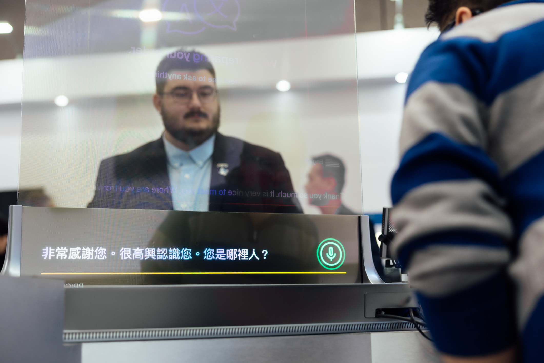 达擎42吋多语系AI互动翻译系统，可支持实时多国语言翻译，协助消费者与服务人员沟通无障碍，并保留自然眼神与表情互动，提升国际性零售场域的服务质量。