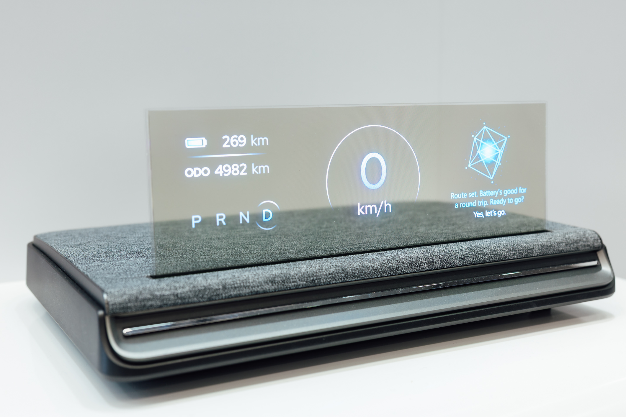 全球首款Aero Module透明Micro LED显示器模块外观轻盈通透，可与数字内容完美融合，提供动态显示、先进控制、个人化沉浸感受。